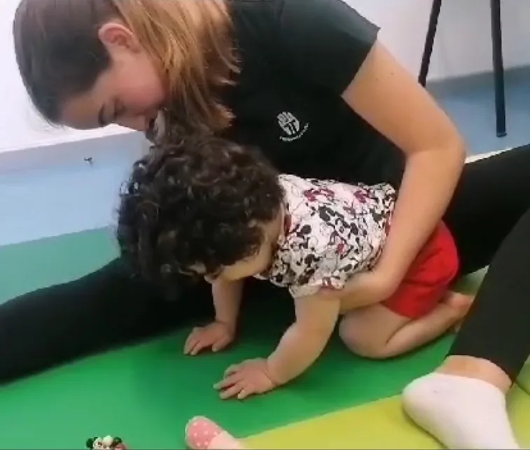 Correção postural com uma criança